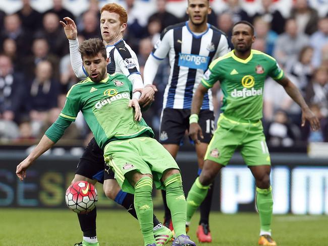 Newcastle United's Jack Colback (L) and Sunderland's Fabio Borini tussle for the ball.