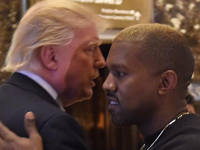 Singer Kanye West and President-elect Donald Trump talk at Trump Tower after meetings on December 13, 2016 in New York. / AFP PHOTO / TIMOTHY A. CLARY