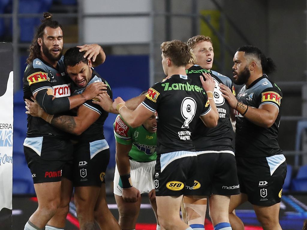 The Sharks hit back shortly after the eight-point try and the sides were locked up at the break. (Photo by Regi Varghese/Getty Images)