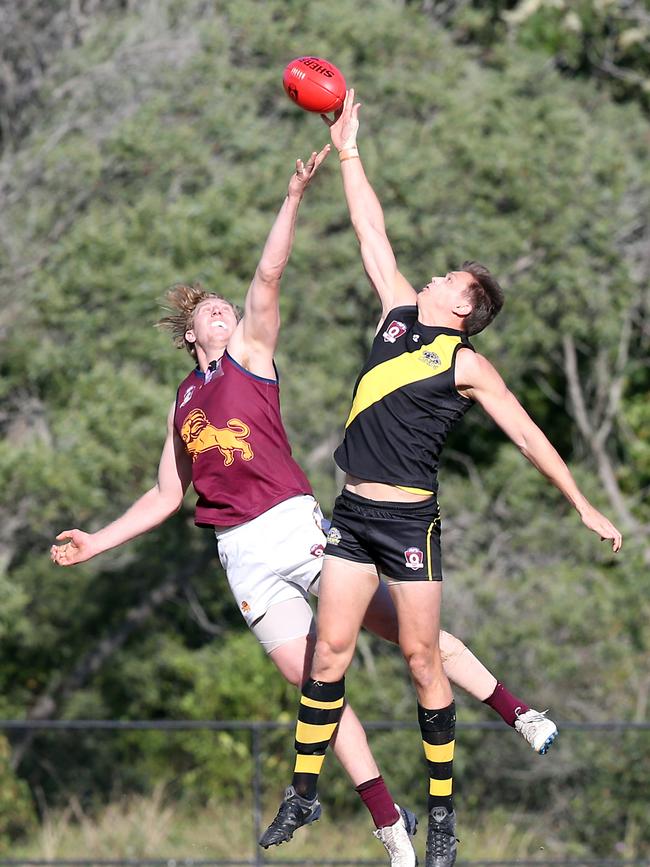 Round 14 of the QAFL. Labrador vs. Palm Beach Currumbin at Labrador. Photo of Jonathan Croad (L) and Andy Hollis. Photo by Richard Gosling