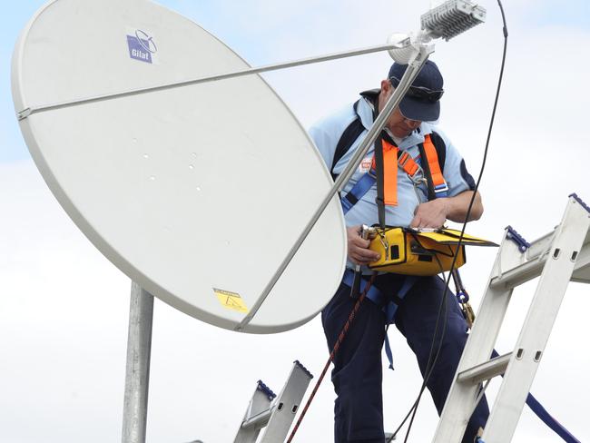 NBN technicians carrying out the regional rollout say they ae being ignored.