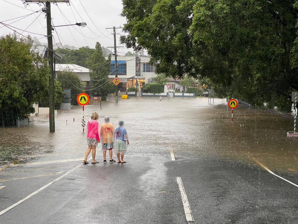 Flood outside Milton State school – Photo Steve Pohlner