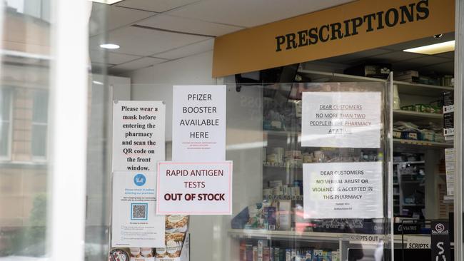 Many chemists around the country have been putting up signs to state the unavailability of rapid antigen tests. Picture: NCA NewsWire / Flavio Brancaleone