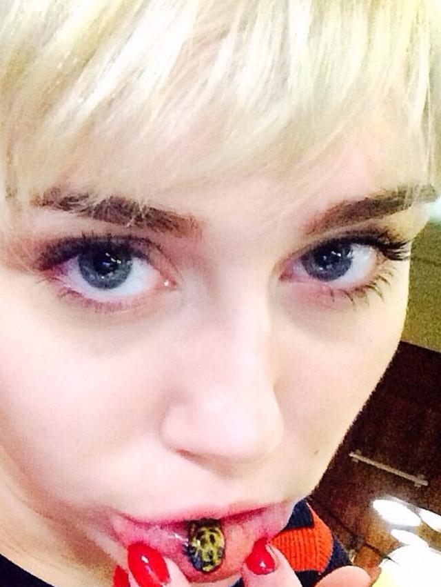 Miley Cyrus tweets a selfie of her lip tattoo.