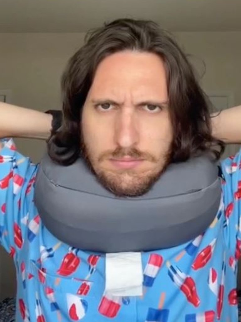 TikTok star reveals how to use a travel pillow Video