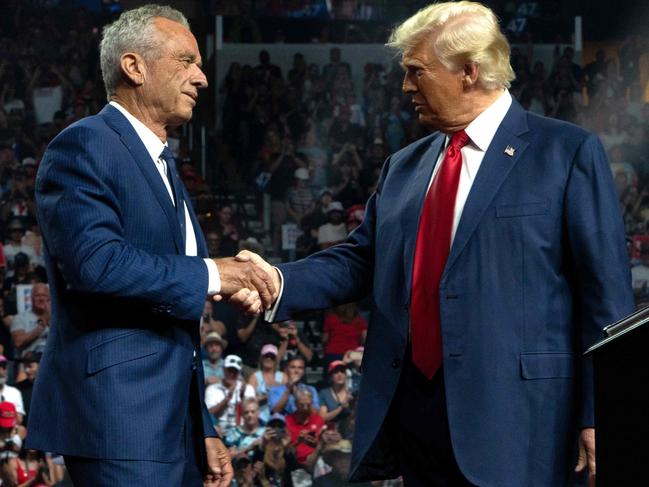 GLENDALE, ARIZONA - AUGUST 23: Former Republican presidential candidate Robert F. Kennedy Jr. and Republican presidential nominee, former U.S. President Donald Trump shake hands during a campaign rally at Desert Diamond Arena on August 23, 2024 in Glendale, Arizona. Kennedy announced today that he was suspending his presidential campaign and supporting former President Trump.   Rebecca Noble/Getty Images/AFP (Photo by Rebecca Noble / GETTY IMAGES NORTH AMERICA / Getty Images via AFP)