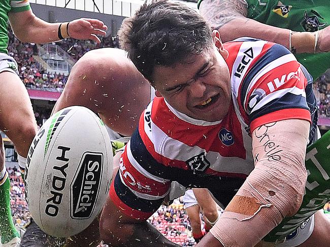 Latrell Mitchell of the Roosters scores a try during the Round 9 NRL match between the Sydney Roosters and the Canberra Raiders at Suncorp Stadium in Brisbane, Sunday, May 12, 2019.  (AAP Image/Dave Hunt) NO ARCHIVING, EDITORIAL USE ONLY