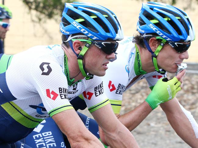 TOUR DOWN UNDER - STAGE 3 - Glenelg to Campbelltown. Simon Gerrans concentrates while team-mate Daryl Impey has something to eat. Photo Sarah Reed