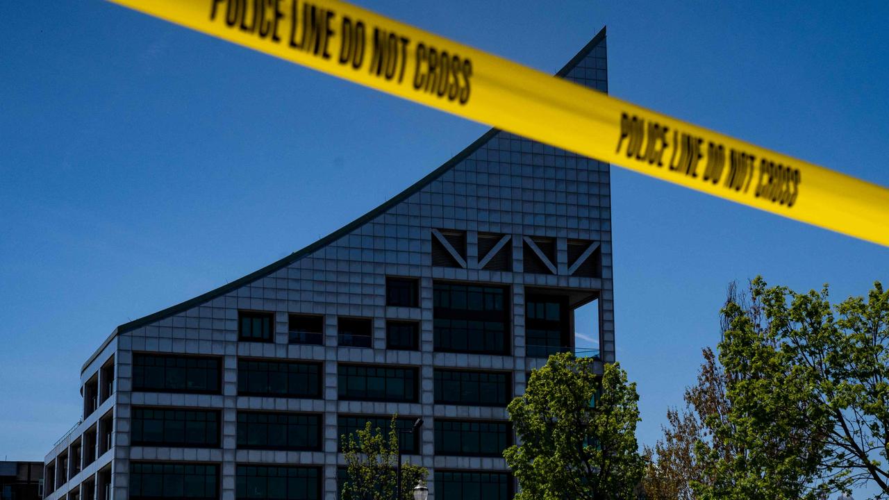 Police tape surrounds the Old National Bank after a gunman opened fire on April 10, 2023 in Louisville, Kentucky. (Photo by Michael Swensen / GETTY IMAGES NORTH AMERICA / Getty Images via AFP)