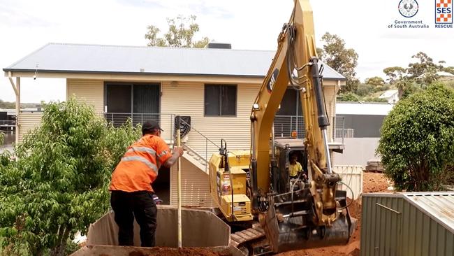 The SES building the DefenCELL flood barrier in Mannum. Picture: SA Government