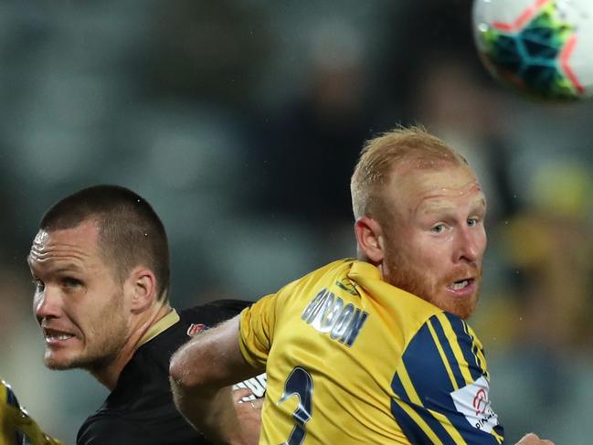 GOSFORD, AUSTRALIA - JULY 24: Nigel Boogaard of the Newcastle Jets contests a header with Ian Zygmunt Gordon of the Central Coast Mariners during the round 25 A-League match between the Central Coast Mariners and the Newcastle Jets at Central Coast Stadium on July 24, 2020 in Gosford, Australia. (Photo by Tony Feder/Getty Images)