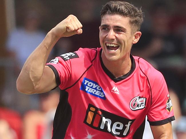 GOLD COAST, AUSTRALIA - JANUARY 01: Sean Abbott of the Sixers celebrates the wicket of Brendon McCullum of the Heat during the Big Bash League match between the Brisbane Heat and the Sydney Sixers at Metricon Stadium on January 01, 2019 in Gold Coast, Australia. (Photo by Mark Evans/Getty Images)