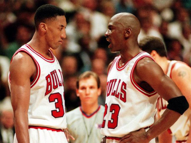 Basketballer Michael Jordan (r) talking with Scottie Pippen.  USA basketball - Atlanta Hawks vs Chicago Bulls third quarter of play-off match in Chicago 06 May 1997.   /Basketball/Overseas