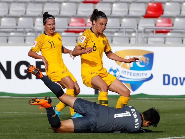 Chloe Logarzo fails to get past Thailand goalkeeper Waraporn Boonsing.