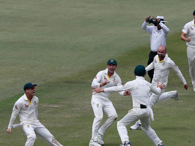 Nathan Lyon was reprimanded, David Warner wasn’t for their reactions to the run out of AB de Villiers.