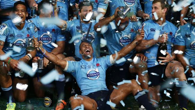 SYDNEY, AUSTRALIA - AUGUST 02: Kurtley Beale (C) and Waratahs players celebrate victory and hold the Super Rugby trophy during the Super Rugby Grand Final match between the Waratahs and the Crusaders at ANZ Stadium on August 2, 2014 in Sydney, Australia. (Photo by Matt King/Getty Images)