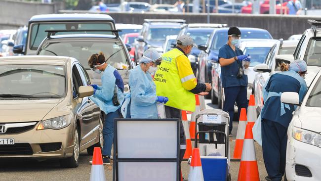 SYDNEY, AUSTRALIA - NewsWire Photos - DECEMBER 11 2021:  A busy Bondi Beach drive through covid testing site deals with a line up of over 100 metres as NSW records its highest covid figure since lockdown was lifted of 516 cases.                                                    Picture:NewsWire/Simon Bullard.