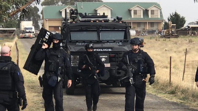 Bonnie Brook police operation: Armed police surround Plumpton Rd home ...