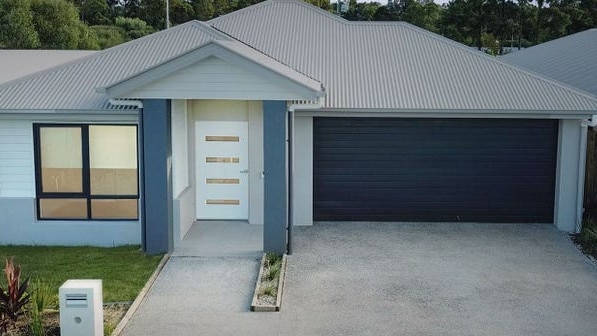 That's right, a home in Pimpama with vague investment opportunities is worth more than $1 million, according to agents.