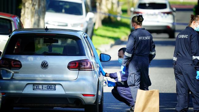 Homicide Squad detectives at the scene of the shooting in Hampton Park. Picture: NCA NewsWire / Luis Enrique Ascui.