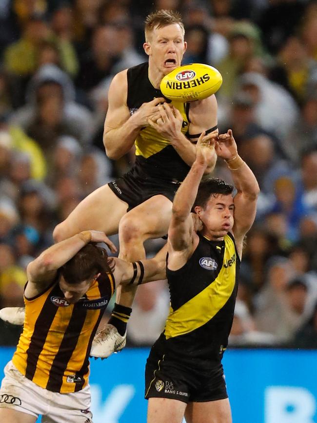 Jack Riewoldt didn’t pull this in, but the ball went to the deck where the Tiger smalls swarm. Pic: Getty Images