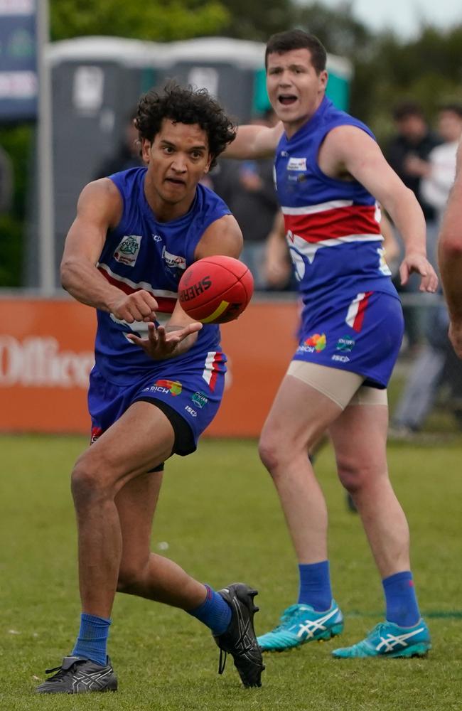 Leiwyn Jones shoots out a handball. Picture: Valeriu Campan