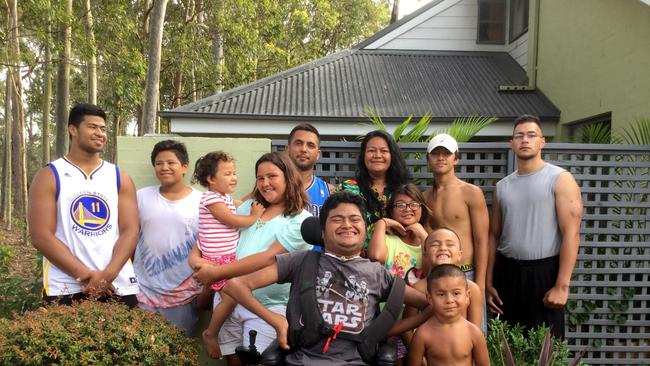 Uiatu “Joan” Taufua (reaer third from right) and Gregor Haas (centre rear) and their ten children including Payne (L).