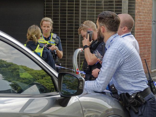 MELBOURNE,AUSTRALIA-NewsWire Photos 6 APRIL, 2023: MELBOURNE HOMICIDE in Abbotsford. Homicide Squad detectives are investigating after the death of a woman in Abbotsford on Wednesday night.  Picture: NCA NewsWire / Valeriu Campan