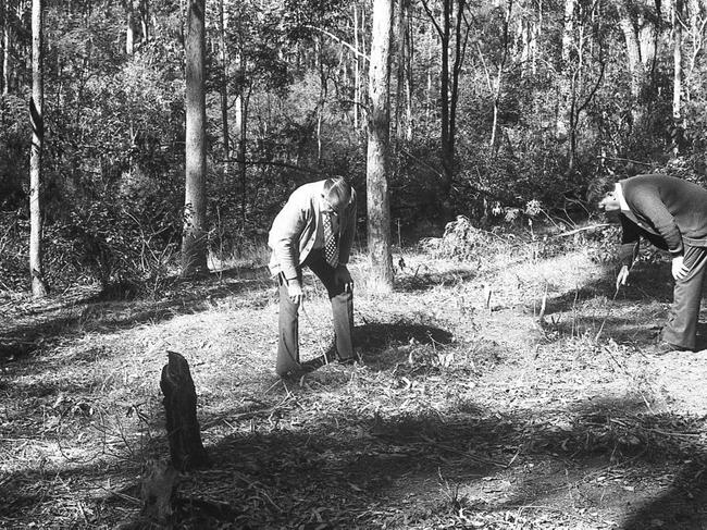 Police investigate the site where the bodies of two Sydney nurses – Lorraine Wilson, 20, and Wendy Evan were found. (Photo: Chronicle Archives, June 1976)