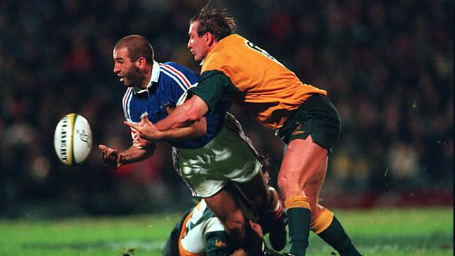 Wallabies flanker Brett Robinson tackles French scrumhalf Philippe Carbonneau at Ballymore in 1997.