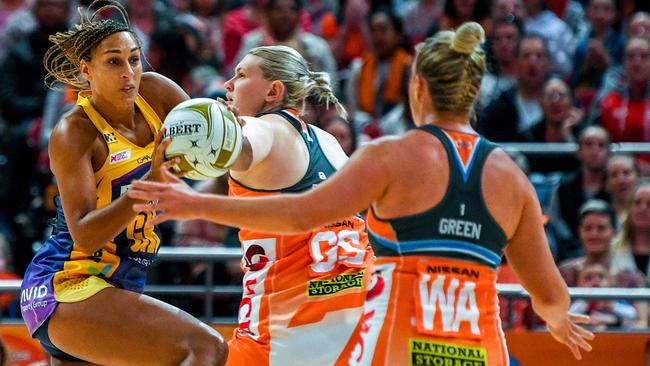 Geva Mentor battles Giants shooter Kristina Brice in last year’s preliminary final.