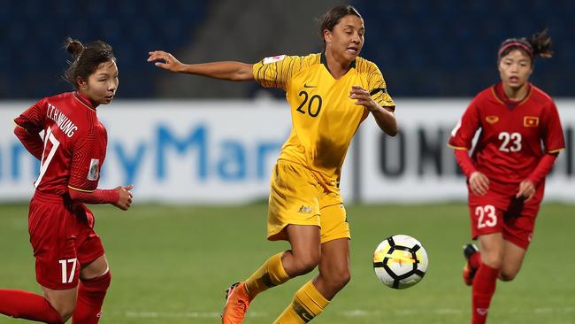 Sam Kerr leaves Vietnam defenders in her wake. Picture: Getty