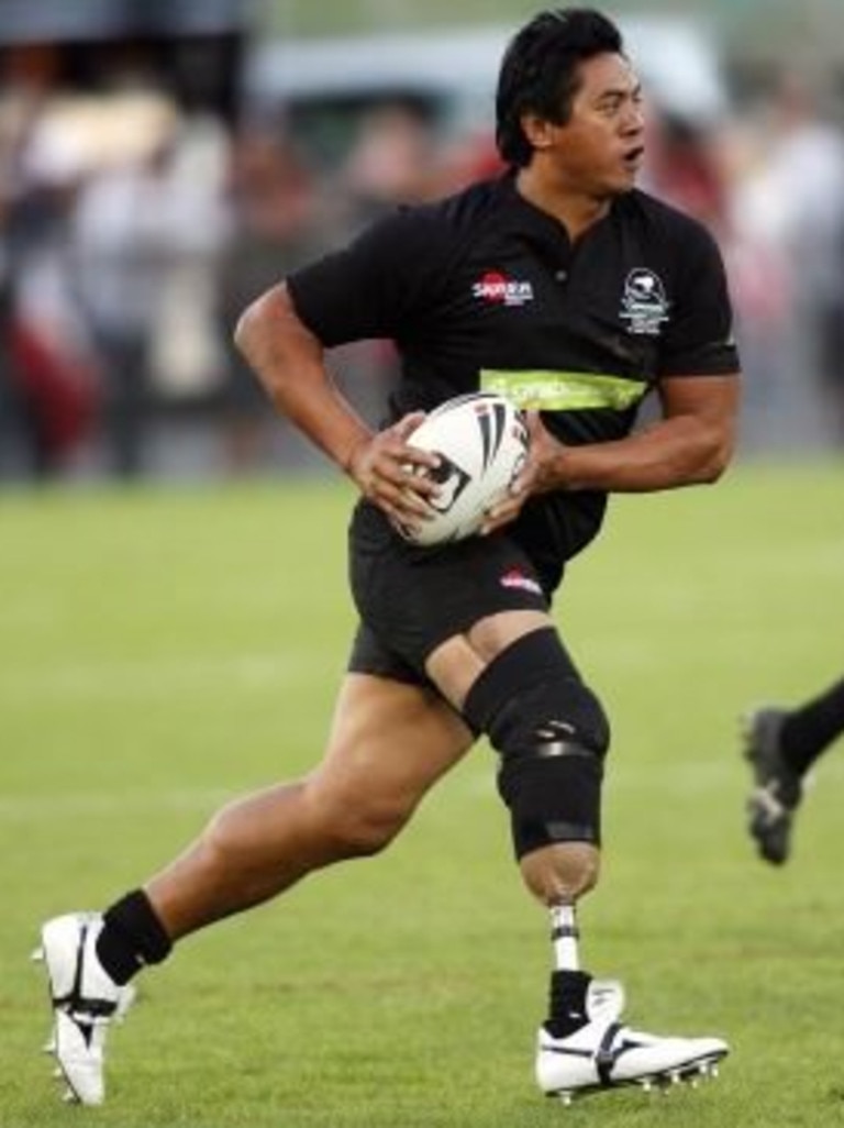 Tawera Nikau plays footy wearing a prosthetic leg