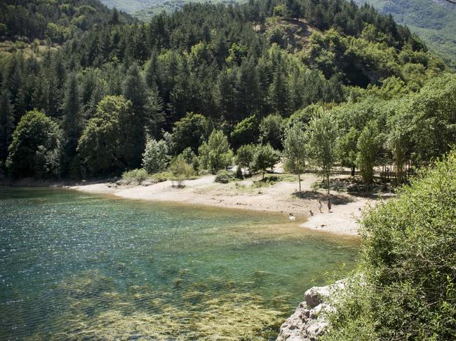 EMBARGO FOR TRAVEL + LUXURY MAGAZINE 21 OCT 2022. , Italy. Bello Abruzzo. PHOTOGRAPHY BY Helenio Barbetta/Living Inside. Ask permission to reuse images. Lake San Domenico in L’Aquila province.