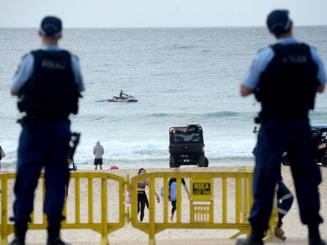 Beachgoers at Maroubra Beach are asked to leave at 9am with the new restricted beach hours of 6am-9am  are in place at Maroubra ,Clovelly and Coogee. Photo Jeremy Piper