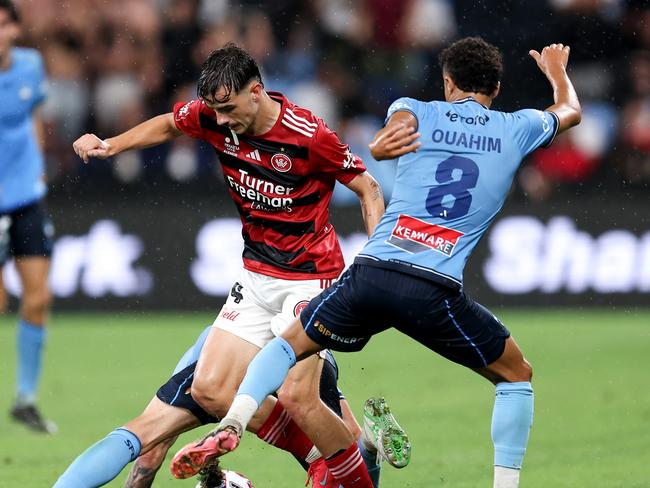 SYDNEY, AUSTRALIA - FEBRUARY 08: Nicolas Milanovic of the Wanderers competes with the Sydney FC defence during the round 18 A-League Men match between Sydney FC and Western Sydney Wanderers at Allianz Stadium, on February 08, 2025, in Sydney, Australia. (Photo by Brendon Thorne/Getty Images)