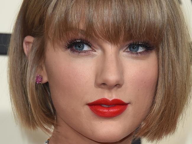 Singer Taylor Swift arrives on the red carpet during the 58th Annual Grammy Music Awards in Los Angeles February 15, 2016. AFP PHOTO/ Valerie MACON