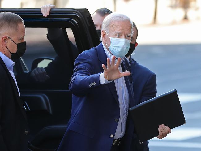 WILMINGTON, DELAWARE - OCTOBER 03: Wearing a face mask to reduce the risk posed by the coronavirus, Democratic presidential nominee Joe Biden waves to journalists as he enters The Queen performance venue October 03, 2020 in Wilmington, Delaware. Biden is participating in a live video 'town hall' campaign event.   Chip Somodevilla/Getty Images/AFP == FOR NEWSPAPERS, INTERNET, TELCOS & TELEVISION USE ONLY ==