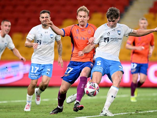 BRISBANE, AUSTRALIA - NOVEMBER 01: Ben Halloran of the Roar and Hayden Matthews of Sydney FC challenge for the ball during the round three A-League Men match between Brisbane Roar and Sydney FC at Suncorp Stadium, on November 01, 2024, in Brisbane, Australia. (Photo by Bradley Kanaris/Getty Images)