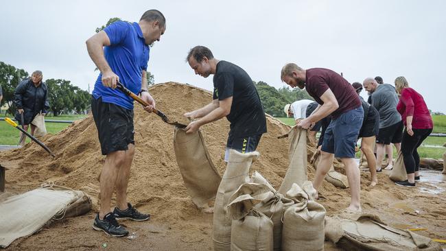 Residents fill sand bags. Picture: AAP/Andrew Rankin