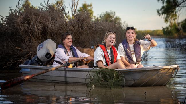 ADELAIDE, AUSTRALIA - Advertiser Photos JANUARY 26, 2023: Renmark Fruit Farmer Kate Strachan with farmworkers Ella Roberts 19yrs (back) and Zara Rantanen 18yrs from Clare catch Yabbies in the newly full floodplains of the River Murray in Renmark, SA. Picture Emma Brasier