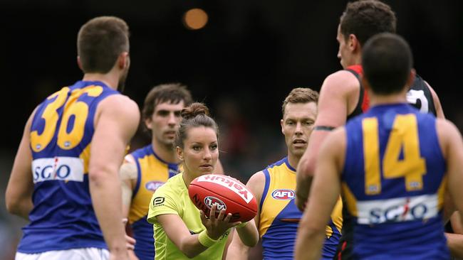 Umpire Eleni Glouftsis throws the ball up. Picture: Wayne Ludbey