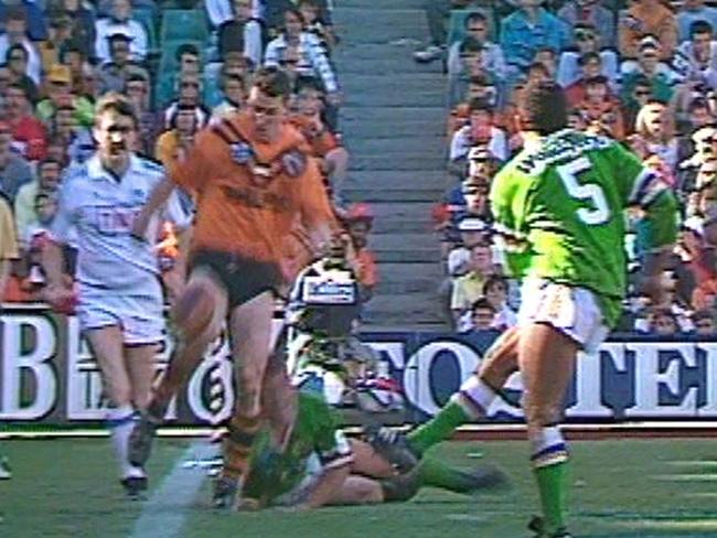 Balmain centre Andy Currier was able to stay in the field of play by centimetres when he kicked ahead to help set up Paul Sironen's length-of-the-field try that gave the Tigers a 10-point lead at halftime.