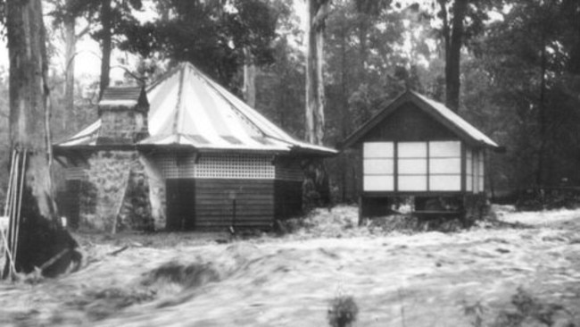 Floodwaters hit the kiosk and museum at Melbourne Zoo in 1934.