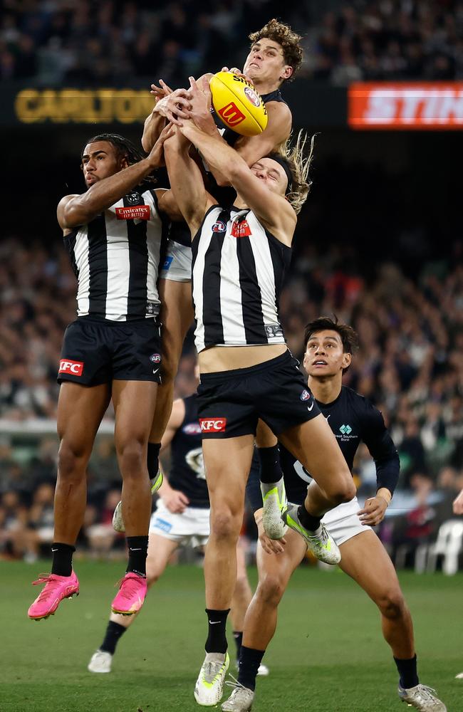 Charlie Curnow marks strongly over Darcy Moore. Picture: Michael Willson/AFL Photos via Getty Images