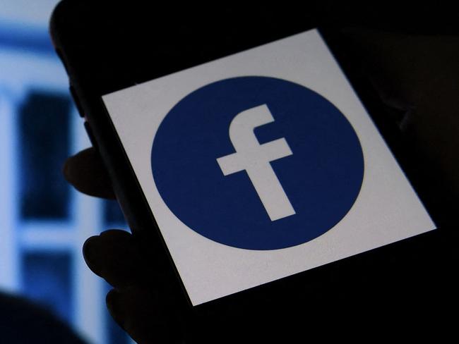 (FILES) In this file illustration photo taken on May 4, 2021, a phone screen displays a Facebook logo with the official portrait of former US President Donald Trump on the background in Arlington, Virginia. - Social networking giant Meta announced Wednesday January 25 that it would, in the coming weeks, 