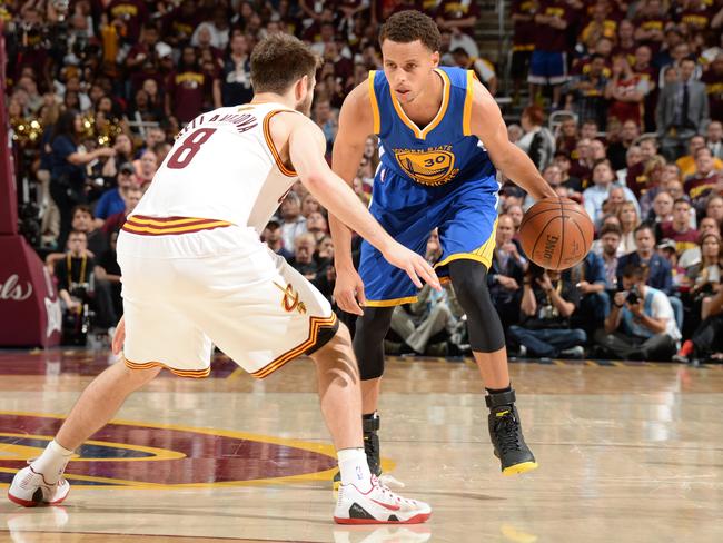 Dellavedova defends Stephen Curry.