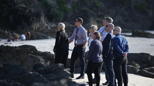 Police officers search for missing Belgian backpacker Theo Hayez around Wategos beach, Byron Bay. (AAP Image/Regi Varghese)