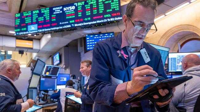 NEW YORK, NEW YORK - JANUARY 19: Traders work on the floor of the New York Stock Exchange (NYSE) on January 19, 2024 in New York City. Stocks closed up over 350 points while the S&P 500 closed at an all-time high on Friday.   Spencer Platt/Getty Images/AFP (Photo by SPENCER PLATT / GETTY IMAGES NORTH AMERICA / Getty Images via AFP)