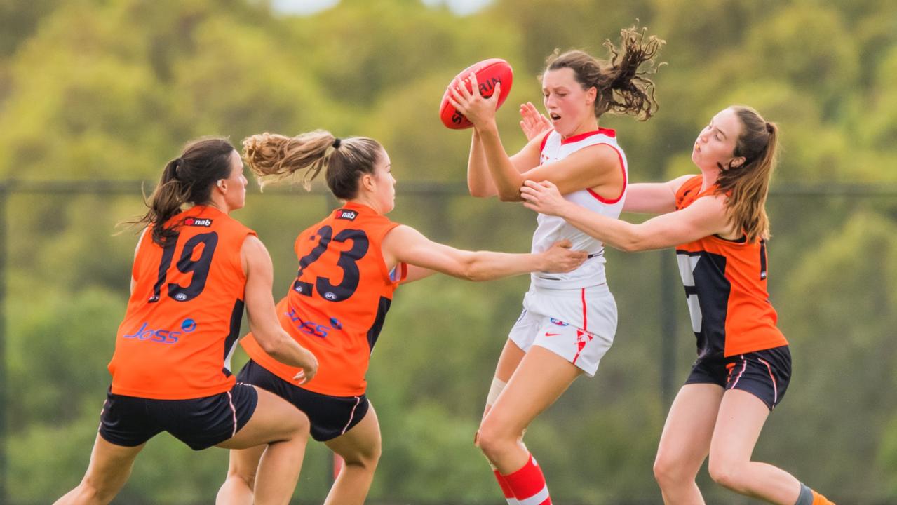 The Swans White team playing GIANTS Orange in round one. Pics: Merrillie Redden Photography/Supplied